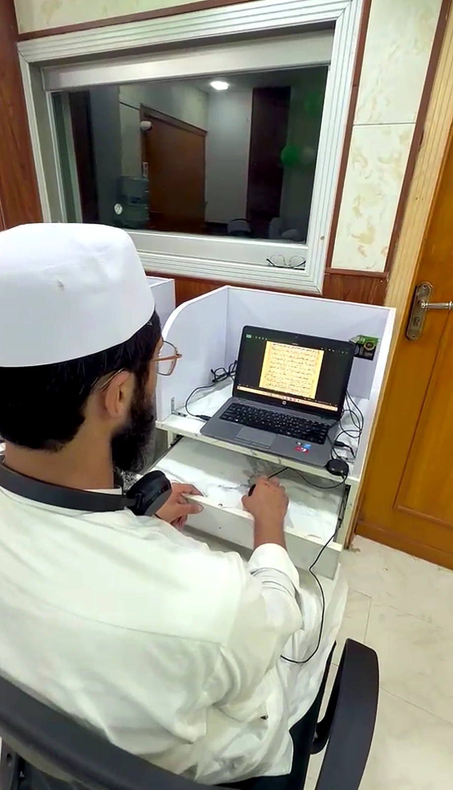 Tutor teaching a live online Qur’an class